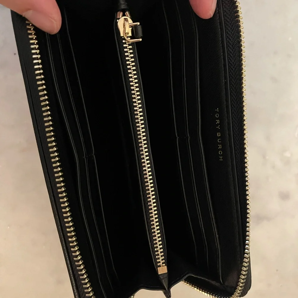 Tory Burch Black Quilted Wallet - Picture 4 of 7